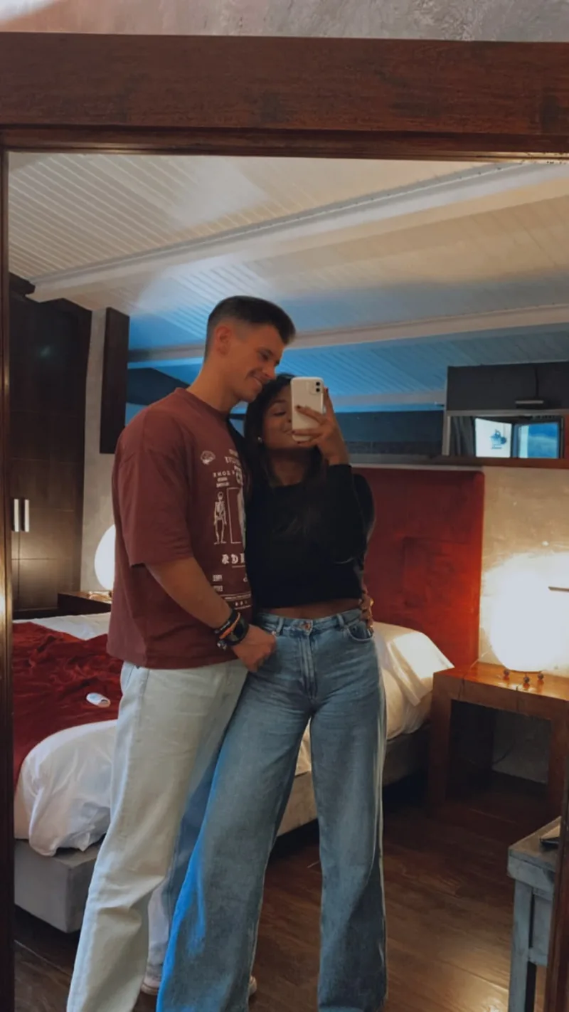 Cinthia y Pablo abrazados frente a un espejo, haciéndose una foto